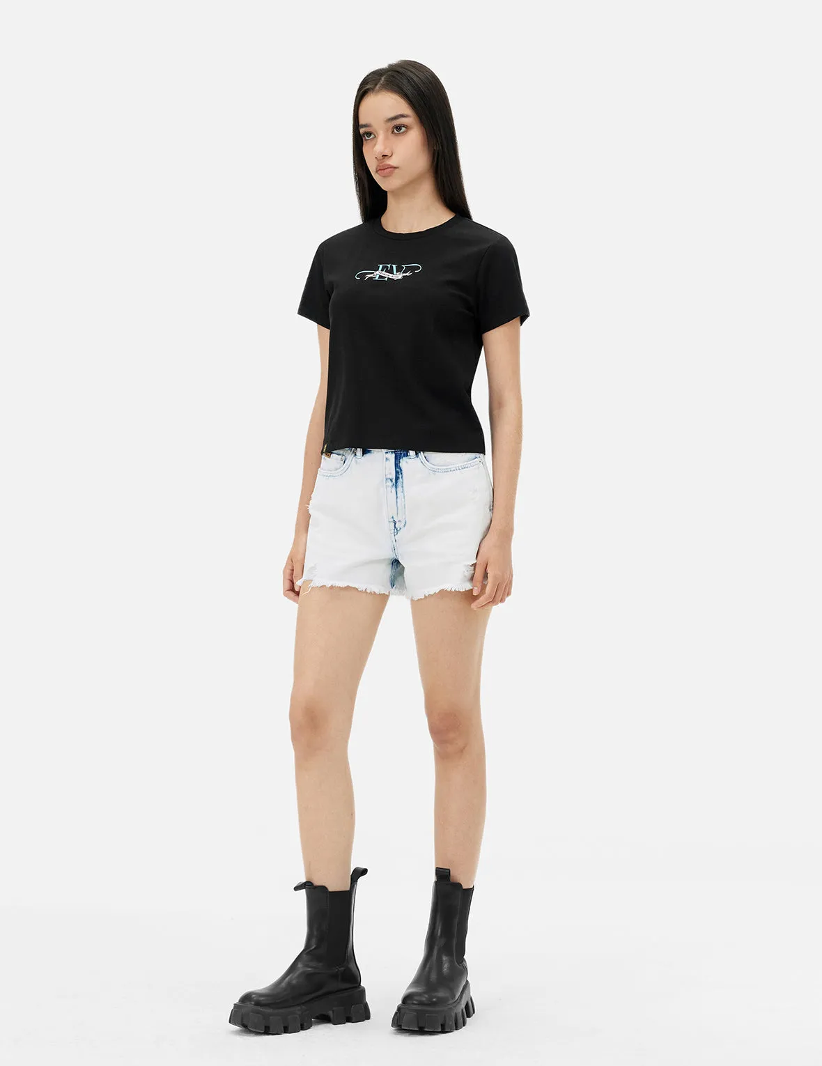 Bleach Washed Kamon Embroidery Regular Fit Denim Shorts