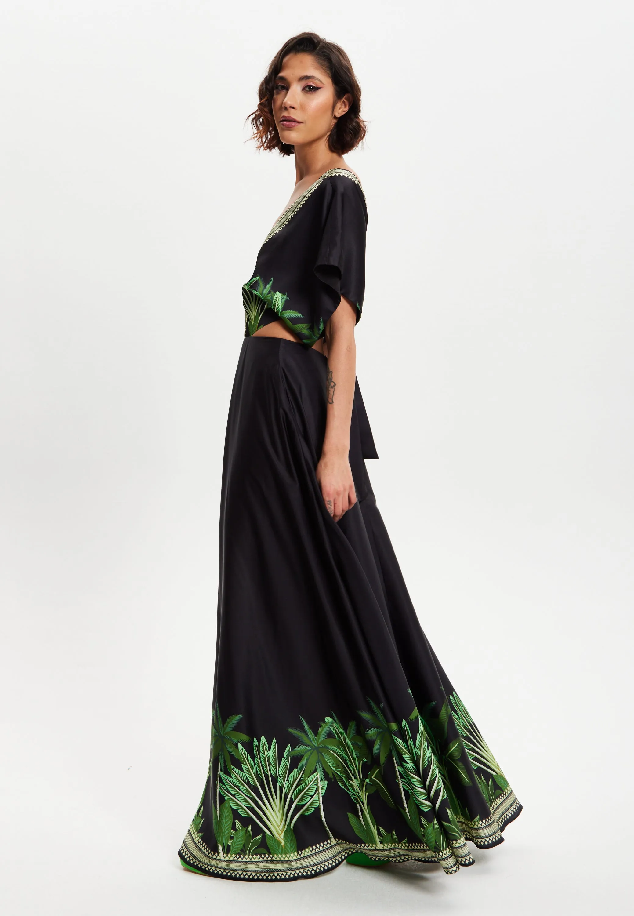 Women's Maxi Dress with Leaf Print, V-Neck, A-Line Fit, Back Detail, Sleeveless - Elegant Style by Liquorish